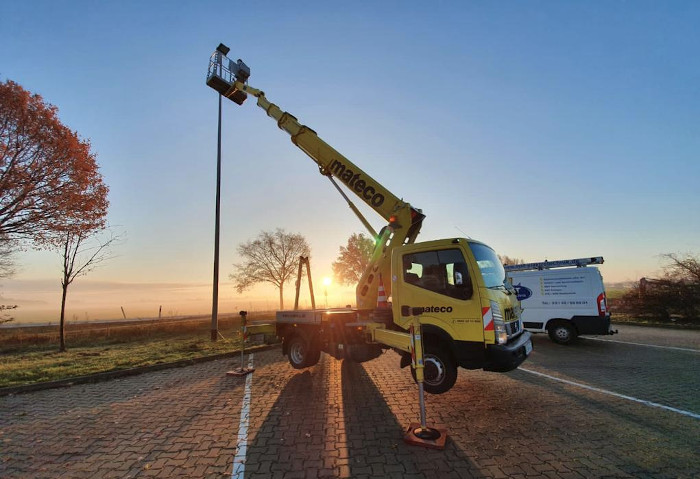 Austausch von Strahlern beim Sonnenaufgang 